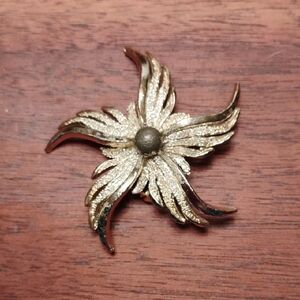 VTG Goldtone Pin Flowing Star Pin